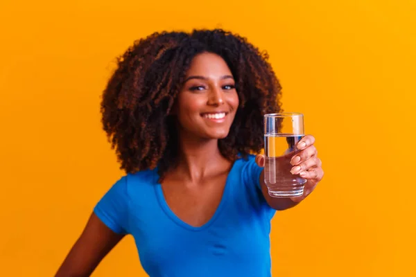 Joven Mujer Negra Bebiendo Agua Fondo Amarillo Chica Joven Con — Foto de Stock