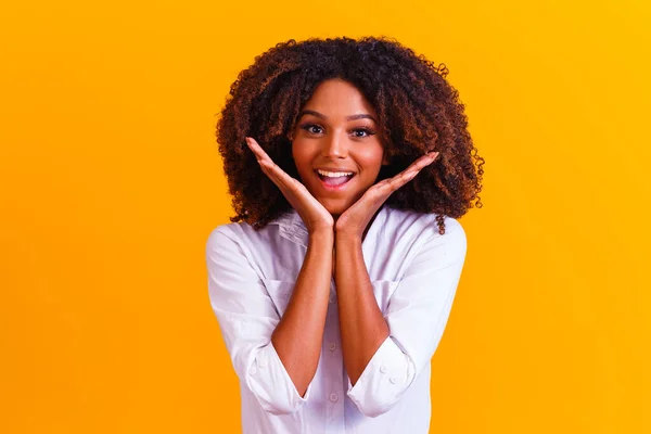 Mooi Afrikaans Amerikaans Meisje Met Een Afro Kapsel — Stockfoto