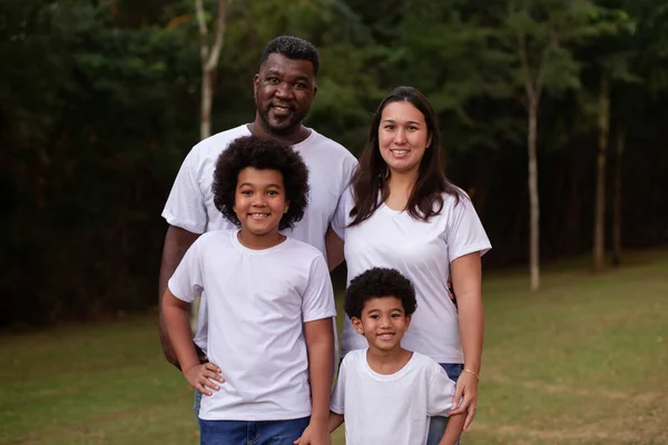 有黑人父亲和日本母亲的多样化家庭 公园里美丽快乐的家庭 — 图库照片