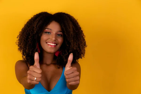 Retrato Sonrisa Hermosa Niña Afro Pulgares Hacia Arriba Chica Brasileña — Foto de Stock