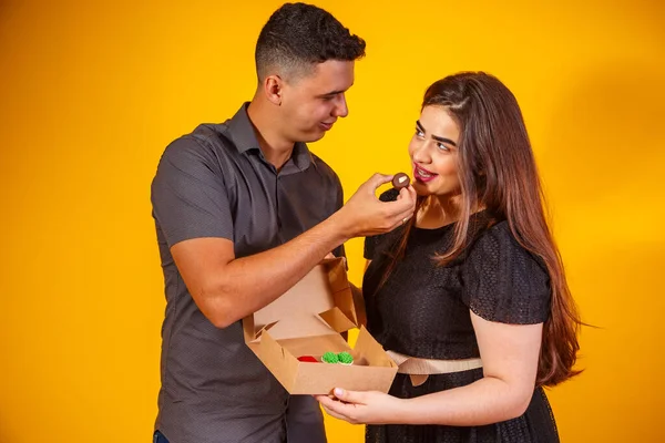 Şeker Kutusu Olan Genç Bir Çift Sürpriz Yapıyor Hediyeler Sevgililer — Stok fotoğraf