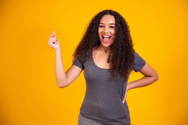 Afro kadın parmaklarını şaklatıyor..