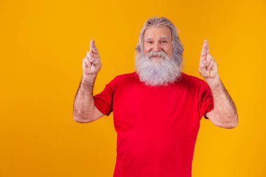 Uzun sakallı, parmakları boş yeri işaret eden yaşlı bir adam..