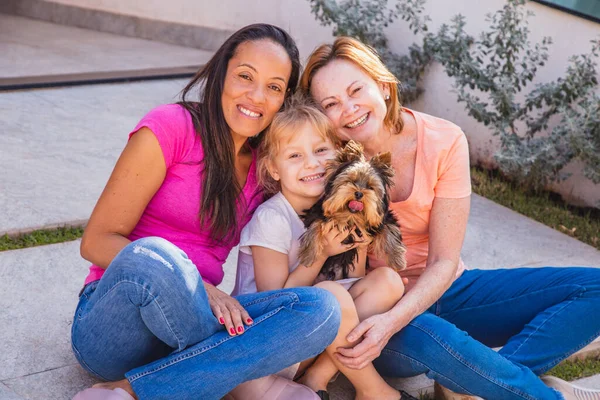 Pareja Lesbiana Sonriente Con Niño Cachorro Mascota Pareja Lesbiana Sosteniendo — Foto de Stock