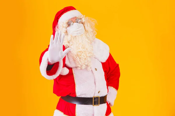 Настоящий Санта Клаус Жёлтом Фоне Защитной Маске Против Covid19 Рождество — стоковое фото