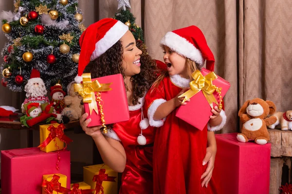 Família Feliz Mãe Filha Com Presentes Natal Chapéus Sala Mãe — Fotografia de Stock