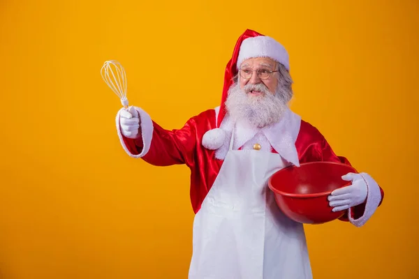 Kerstman Met Een Kom Kloppen Taart Gele Achtergrond — Stockfoto
