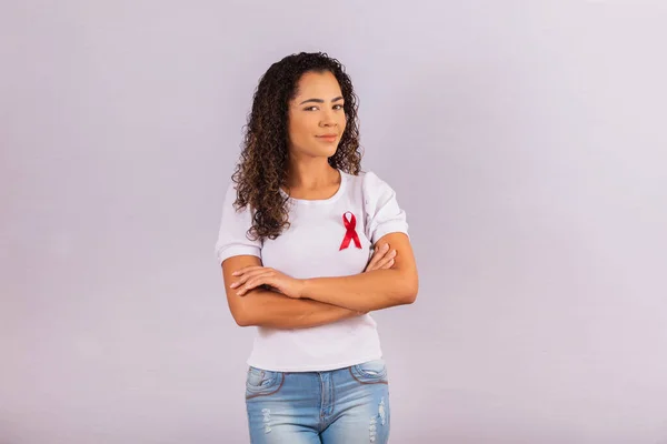 Hiv Önleme Kampanyası Için Kırmızı Kurdeleli Genç Bir Kadın Çapraz — Stok fotoğraf