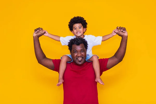 Baba Afro Oğul Sarı Arka Planda Gülümsüyor Oynuyorlar Babalar Günü — Stok fotoğraf