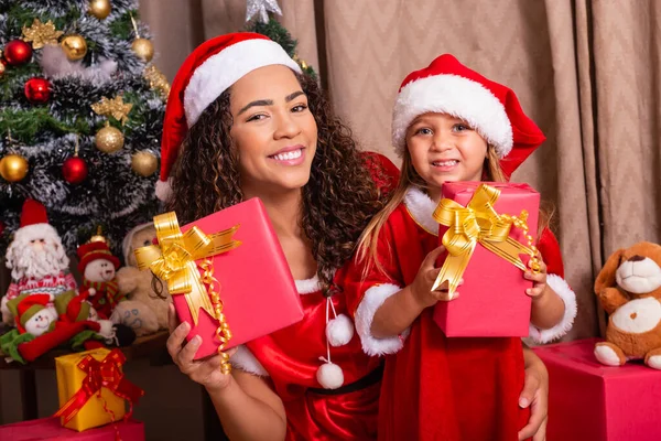 Familia Feliz Madre Hija Con Regalos Navidad Sombreros Habitación Madre —  Fotos de Stock