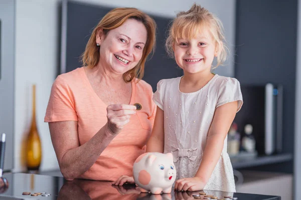 Mãe Feliz Filha Com Uma Poupança Banco Porquinho — Fotografia de Stock