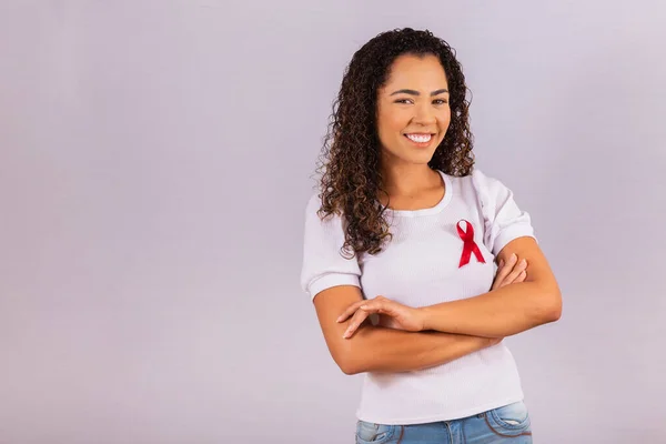 Jonge Vrouw Met Rode Strik Shirt Voor Hiv Preventiecampagne Kruisarmen — Stockfoto