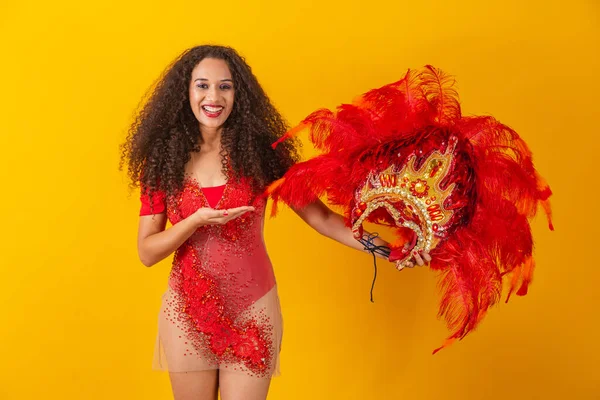 Foto Donna Afro Vestita Carnevale Abito Ballerina Tenendo Corona Mano — Foto Stock