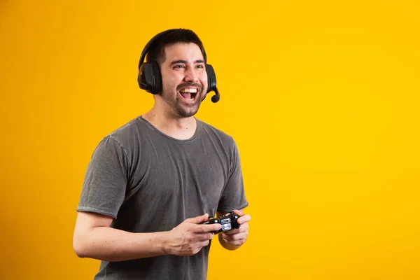 Aufgeregt Schöner Mann Spielt Videospiel — Stockfoto