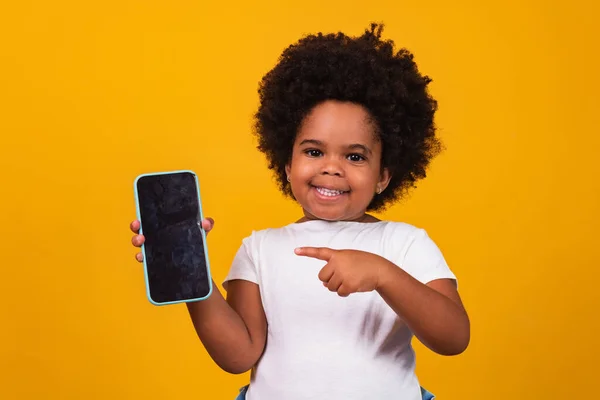Küçük Afro Bir Kız Elinde Telefon Tutuyordu Sarı Arka Planda — Stok fotoğraf