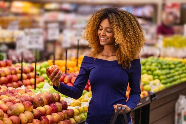 Giovane Donna Afro Supermercato Acquisto Mele — Foto Stock