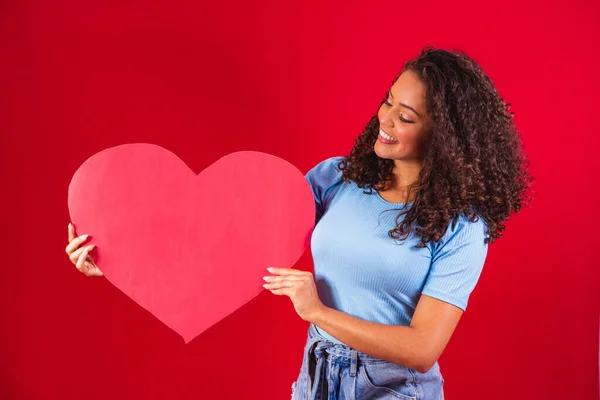 Afro Girl Holding Hands Heart Shape Amour Isoliert Über Rotem — Stockfoto