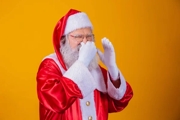 Święty Mikołaj Odizolowany Żółtym Tle Wąchający Coś Śmierdzącego Obrzydliwego Nieznośny — Zdjęcie stockowe