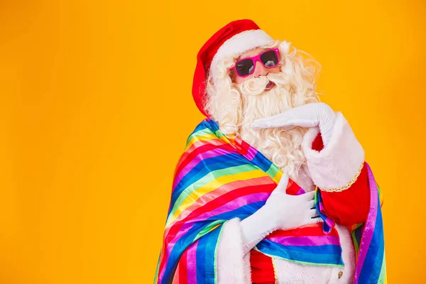 戴著Lgbt国旗的同性恋圣诞老人 圣诞同性恋骄傲的概念 黄色背景的同性恋圣诞老人 圣诞老人是同性恋 — 图库照片
