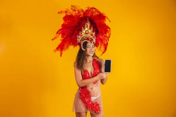 Bella Giovane Donna Speciale Costume Piume Carnevale Con Uno Smartphone — Foto Stock