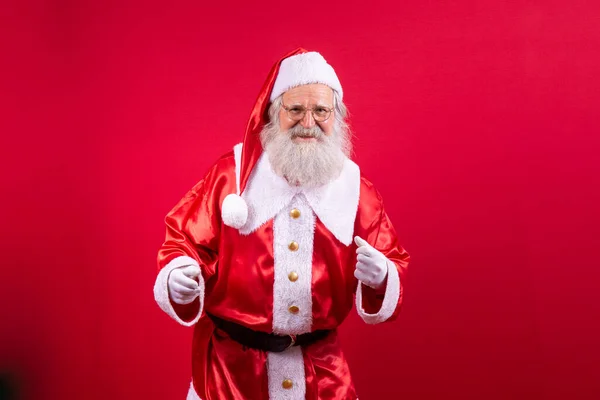 Weihnachtsmann Tanzt Glücklich Auf Rotem Hintergrund — Stockfoto