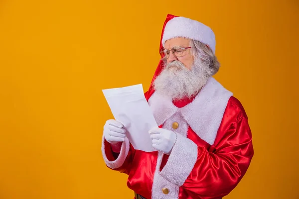 Mutlu Noel Baba Sarı Arka Planda Kaliteli Kağıt Tutuyor Mutlu — Stok fotoğraf