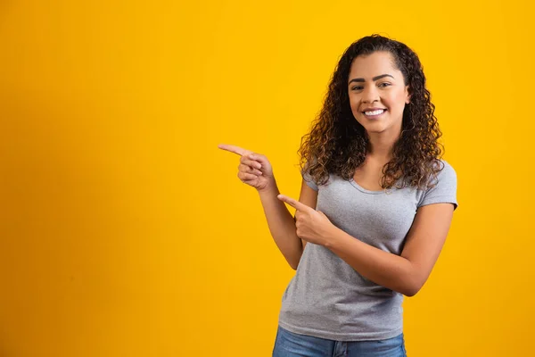 Afro Woman Pointing Yellow Background Space Text — Stock Photo, Image