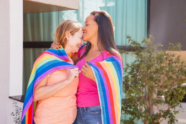 Lesbisch Stel Met Lgbt Vlag Vrouw Die Zijn Vrouw Het — Stockfoto