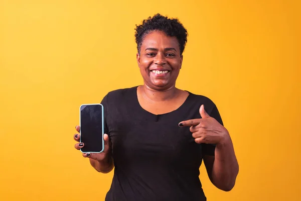 Fechar Sorriso Afro Mulher Segurando Smartphone Com Tela Branco Preto — Fotografia de Stock