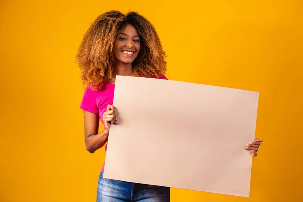 女人表现空的板 广告牌 黑色星期五 微笑的女人举着空的广告横幅 准备好你的文字 销售和折扣 季节性销售 — 图库照片