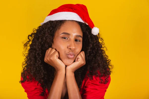 Närbild Leende Afro Kvinna Med Tomte Hatt Ler Mot Kameran — Stockfoto