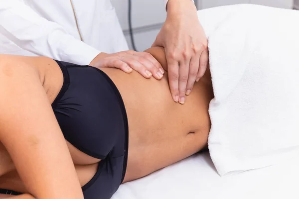 Donna Facendo Massaggio Modellazione Presso Clinica — Foto Stock