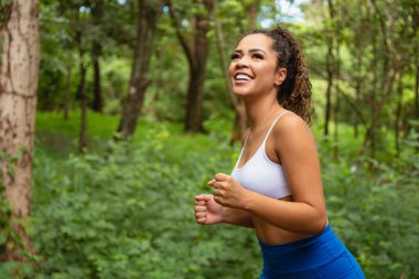 Parkta koşan ve su içen kadına yakın çekim