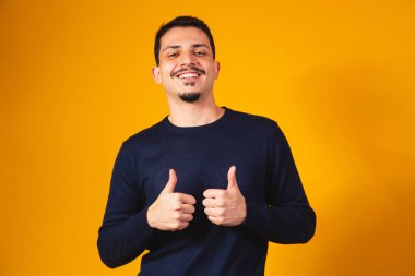 Parmağını kaldırmış genç bir çocuk. Onaylandı