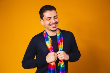 Gay gururu. Boynunda lgbt bayrağı olan eşcinsel bir çocuk.