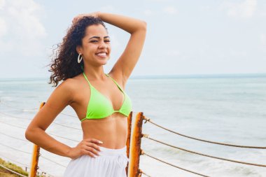 Siyah afro genç tatlı kız, kıvırcık saçlı, bikinili, plajlı. Afro-Amerikan yaz tatili.