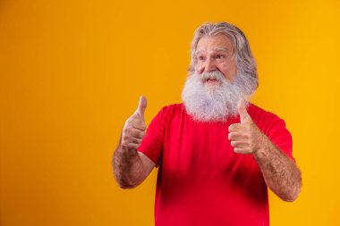 Sarı arka planda uzun sakallı yaşlı bir adam. Başparmak yukarı. Beyaz sakallı son sınıf öğrencisi. Uzun sakallı yaşlı adam.