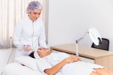 Darsonval kozmetoloji cihazı. Yüz temizleme prosedürü. Cilt bakımı. Profesyonel dermatoloji donanımı. Elektrikli spa ekipmanları. Tıbbi hasta cihazı. Sivilce aldırma