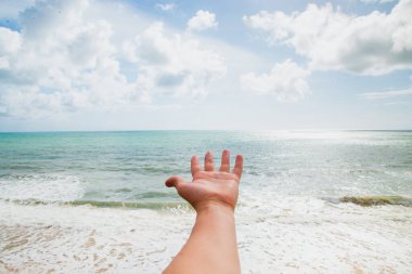 Okyanusa ulaşmak için açılan eller.