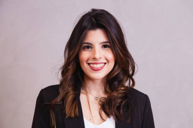 güzel beyaz kadın uzun saçlı kameraya bakıp gülümsüyor..