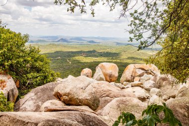 Doğanın ortasındaki bir dağın güzel görüntüsü. Görkemli doğa. Seyahat kavramı