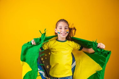 Futbol taraftarı, Brezilya takımı. Güzel küçük kız sarı arka planda takımı için tezahürat yapıyor.