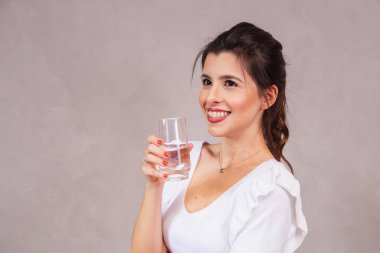 Güzel beyaz kadın bir bardak su içiyor..