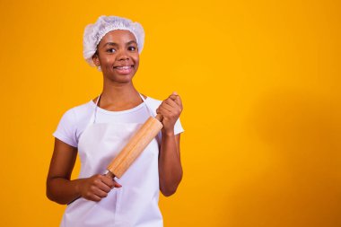 Sarı arka planda pizzacı kız elinde oklavayla.