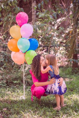 mutlu anne ve kızı Park balonlar ile.