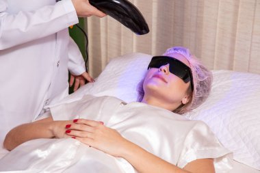 Kaplıcadaki kadın ışık terapisi yapıyordu..