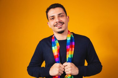 Gay gururu. Boynunda lgbt bayrağı olan eşcinsel bir çocuk.