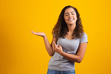 Metin için sarı arkaplan gösteren Afro kadın