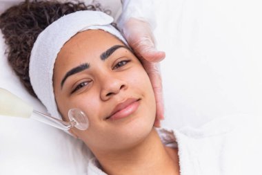 Darsonval kozmetoloji cihazı. Yüz temizleme prosedürü. Cilt bakımı. Profesyonel dermatoloji donanımı. Elektrikli spa ekipmanları. Tıbbi hasta cihazı. Sivilce aldırma