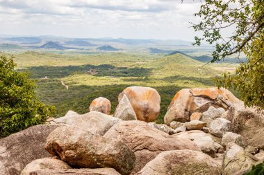 Doğanın ortasındaki bir dağın güzel görüntüsü. Görkemli doğa. Seyahat kavramı